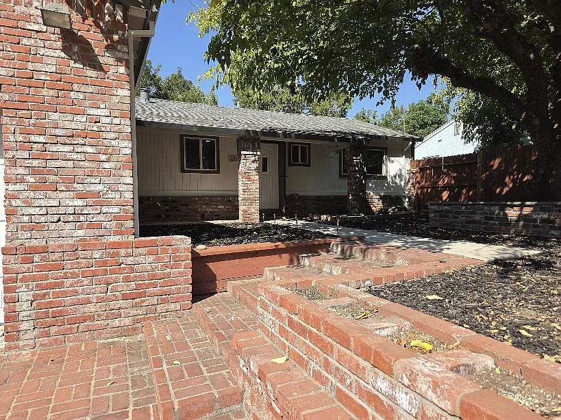 3 bed, 1104 sqft, $2,800 — Photo 2