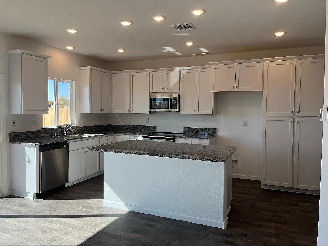 4 bed, 2.5 bath, 2007 sqft, $3,000 — Photo 3