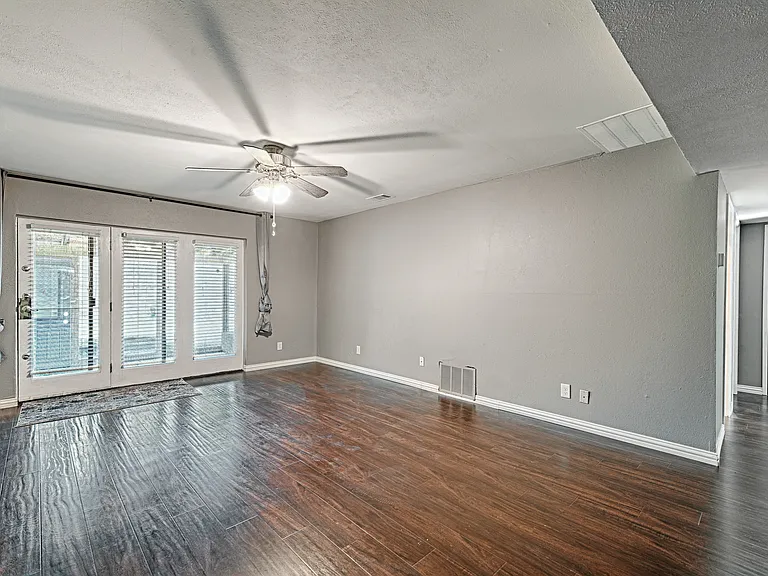 2241 Lockwood Dr — Photo 2