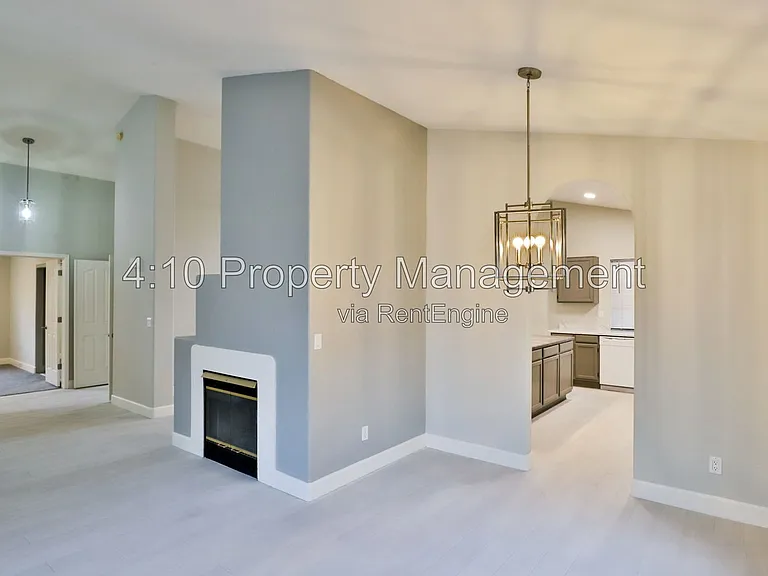 4230 E Woodland Dr — Photo 6
