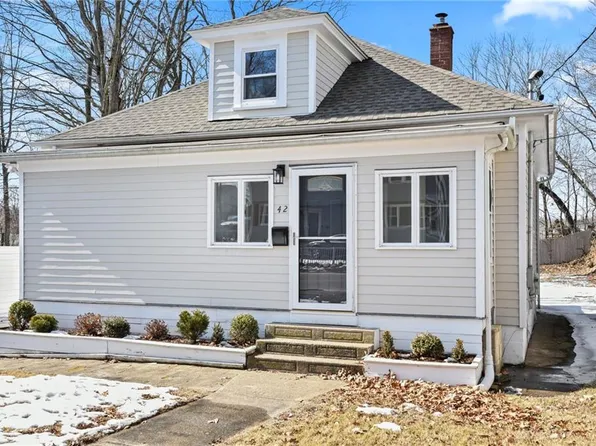 42 Clyde St, West Warwick, RI 02893