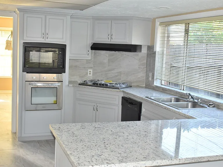 2930 Colony Dr — Photo 5