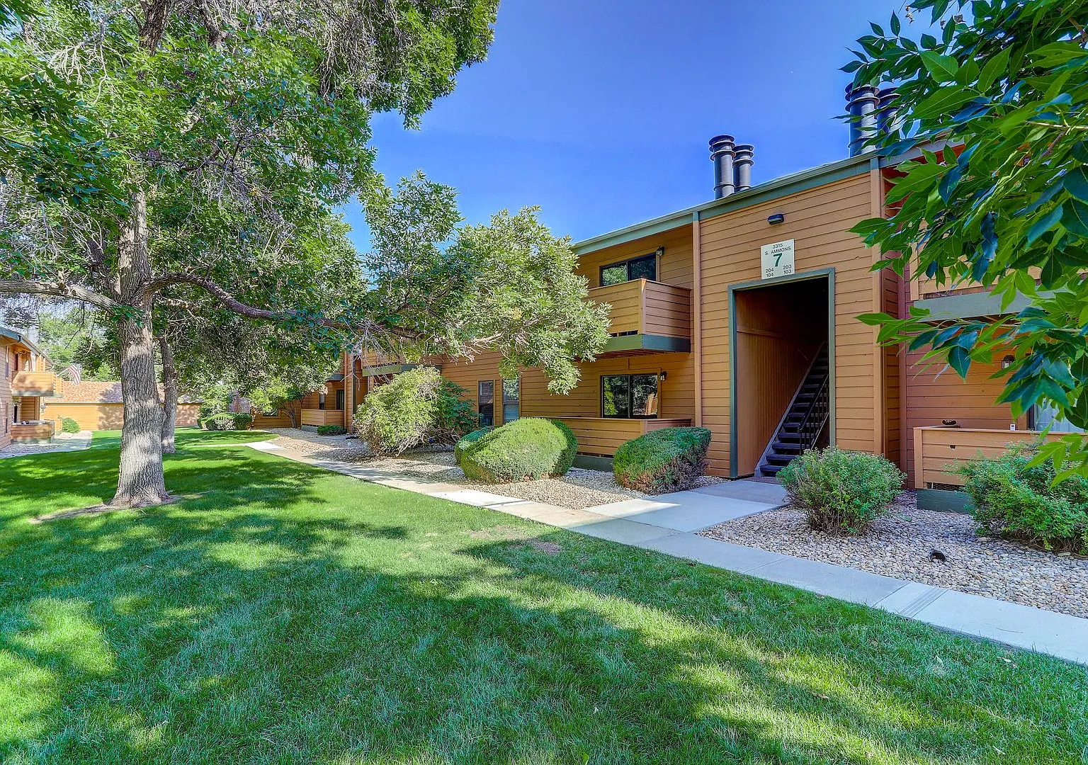 Evolve Real Estate: Like New, Completely Remodeled Large 1 Bedroom with Assigned Parking! — Photo 3