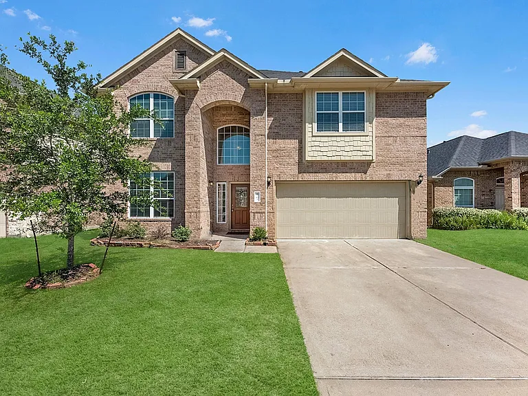 1302 S Maple Dr — Photo 2