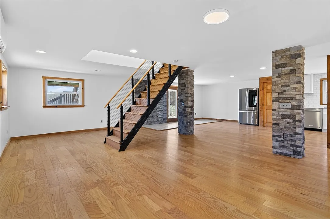 3 bed, 1.0 bath, 2240 sqft, $2,500 — Photo 4