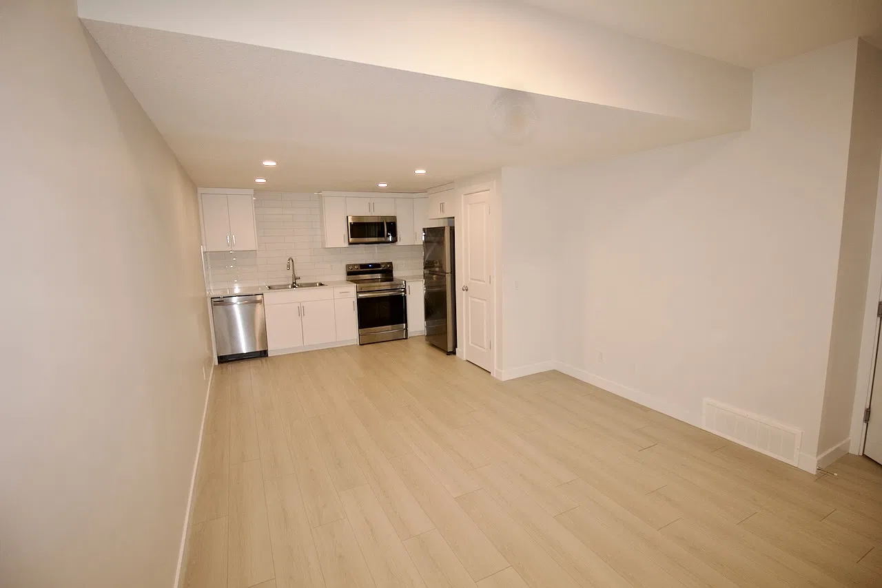 1 Bed 1 Bath Suite Chappelle Parking Pad SW Edmonton — Photo 2