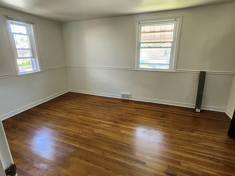 1104 Holmes St — Photo 10