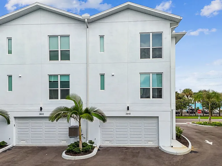 3826 Pompano Dr SE — Photo 93