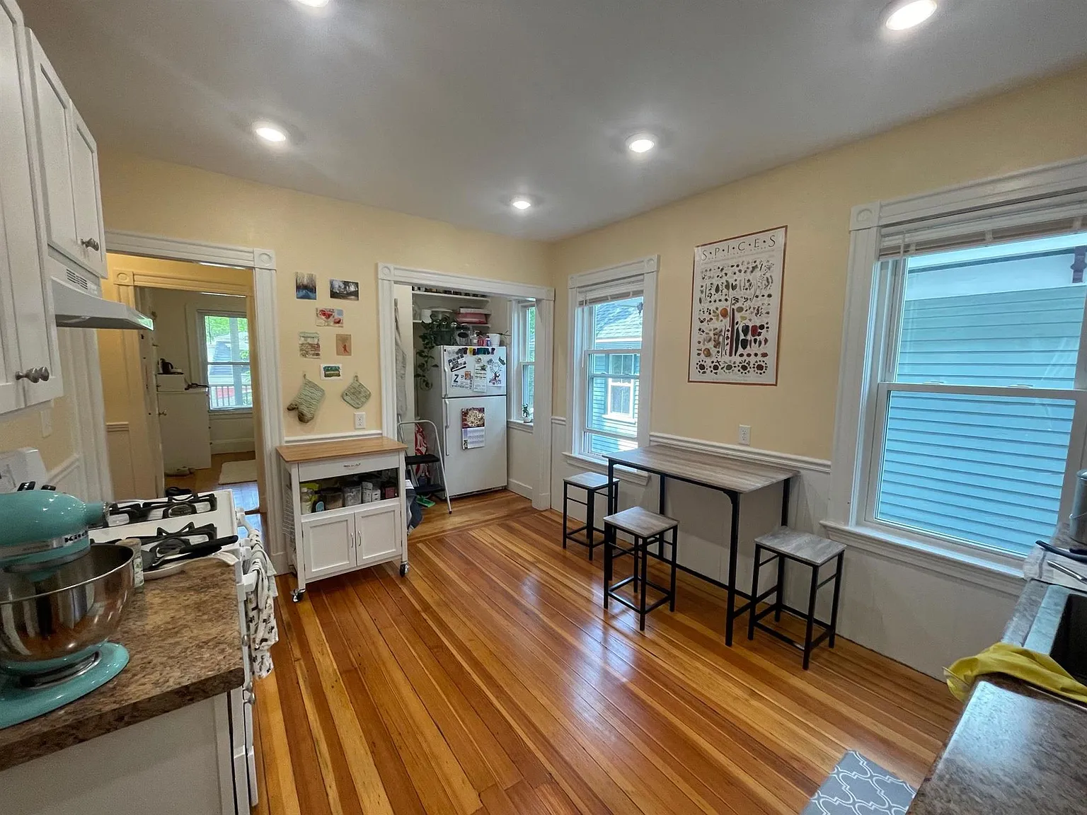 3 bed, 1100 sqft, $3,900 — Photo 3