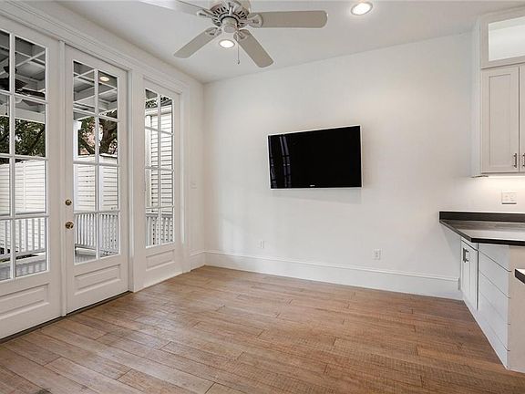 4th image of 2122 Annunciation St