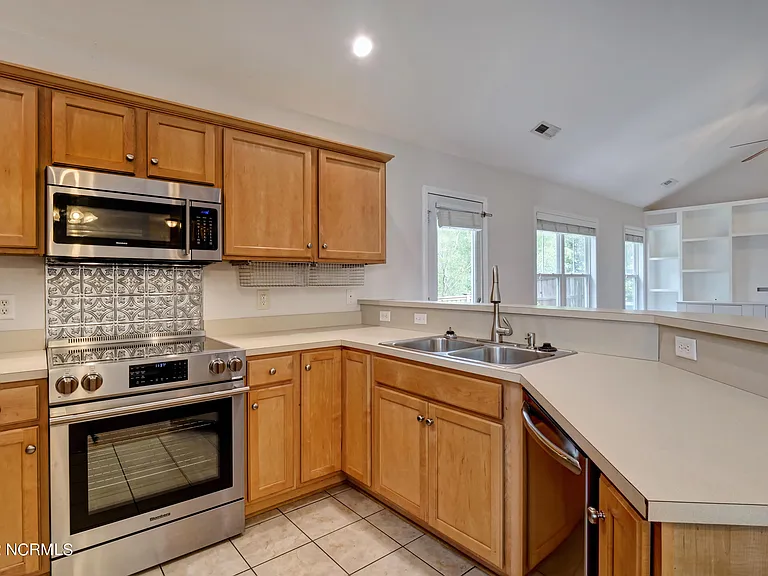 611 Catamaran Dr — Photo 7