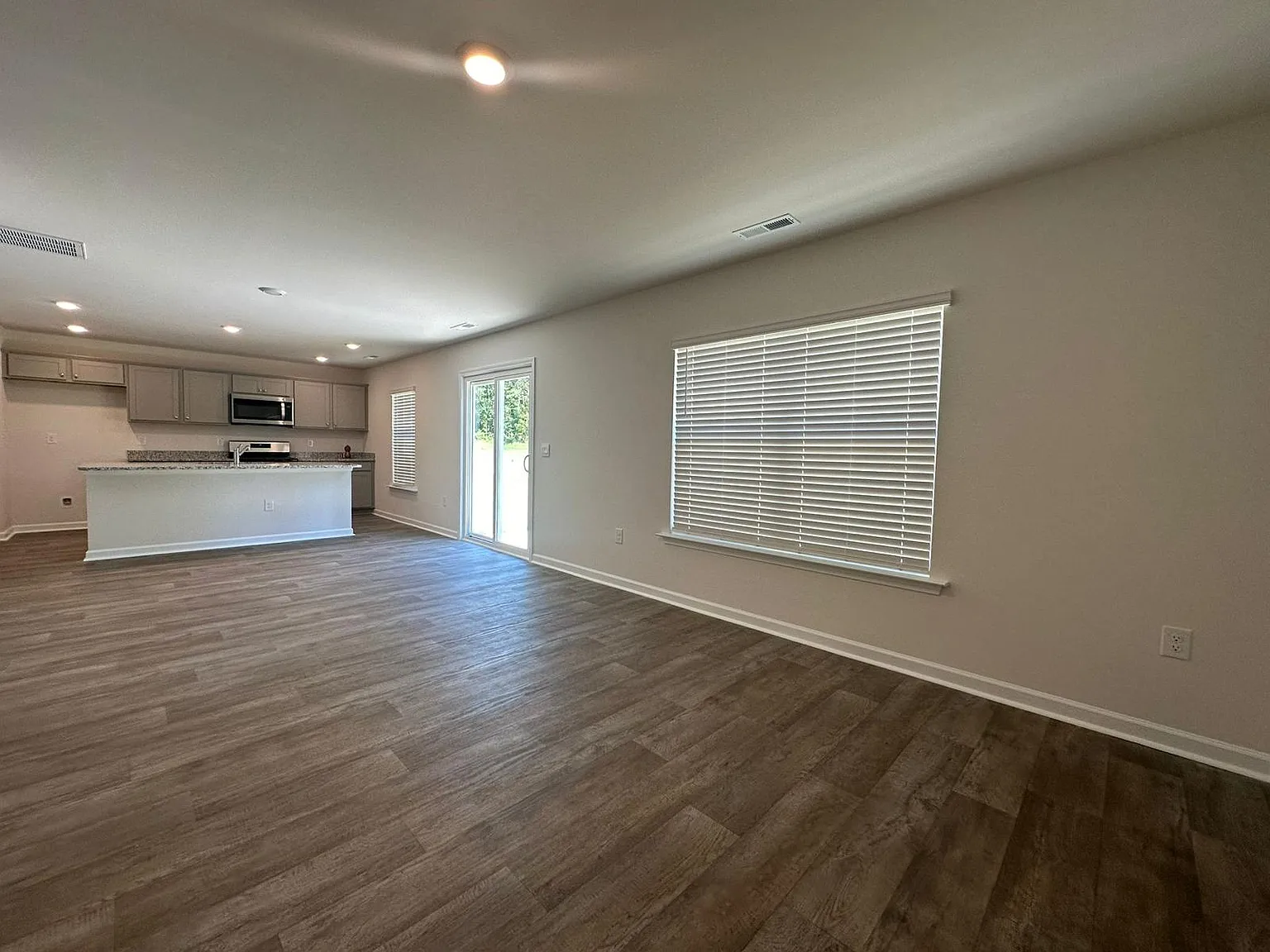 4 bed, 1991 sqft, $2,095 — Photo 3