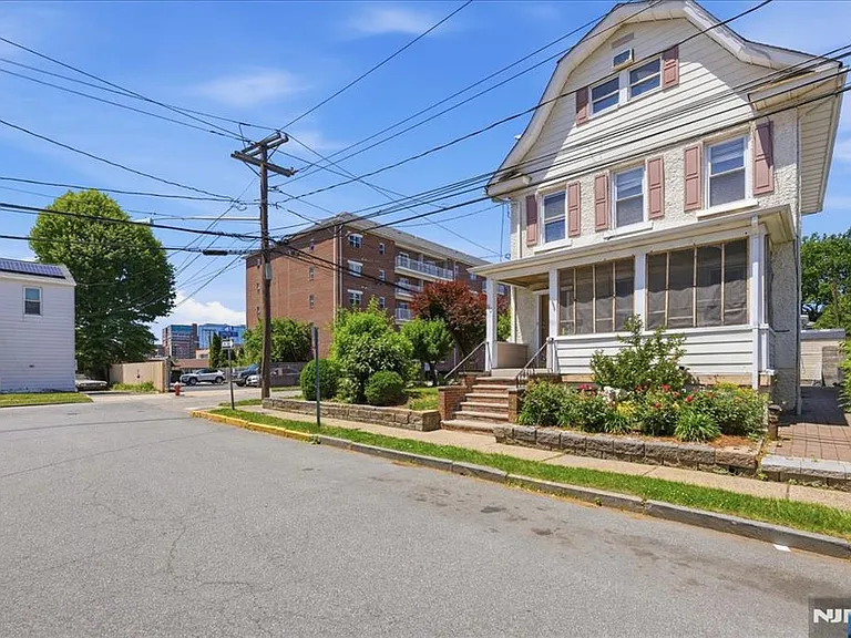 90 Dewitt Pl — Photo 7
