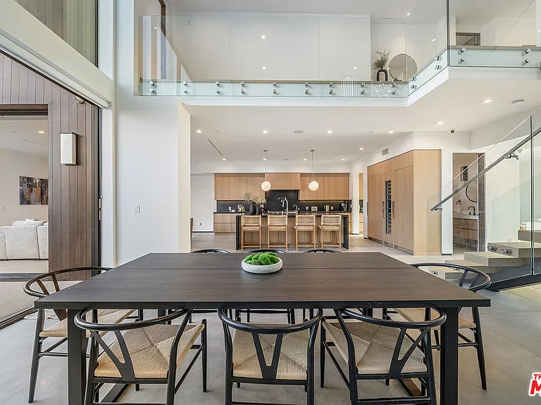 200 N Doheny Dr — Photo 50