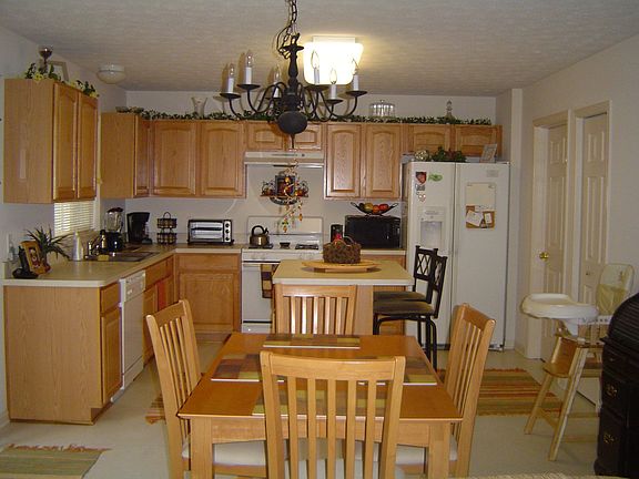 Bright kitchen with lots of cupboard space