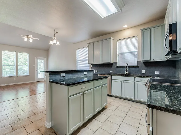 2728 Tangerine Ln — Photo 7