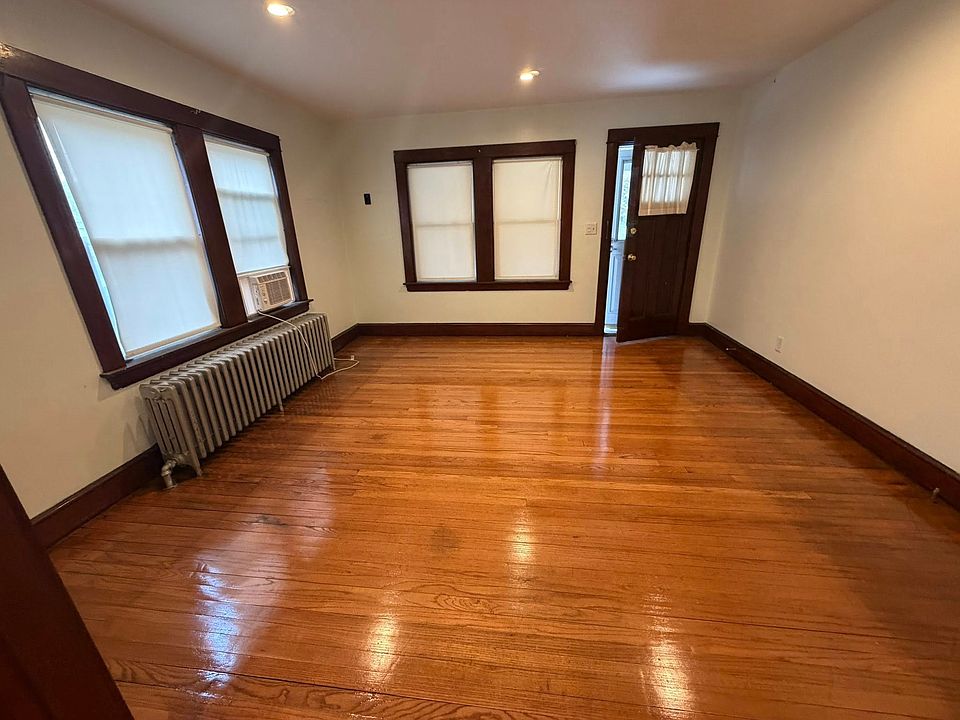 1st image of 31 Broad Street Pl #1