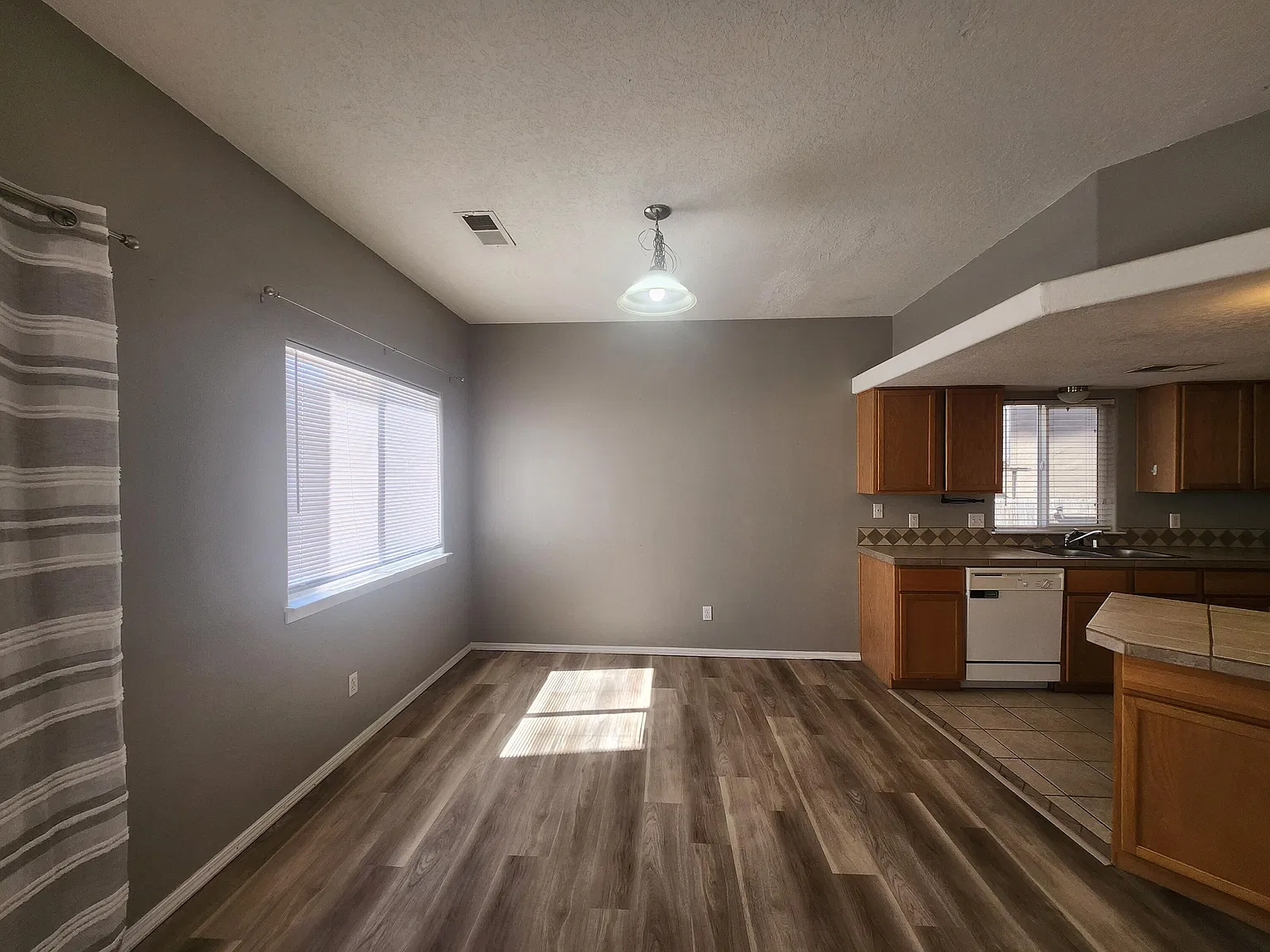 3 bed, 2.5 bath, 1512 sqft, $2,300 — Photo 3