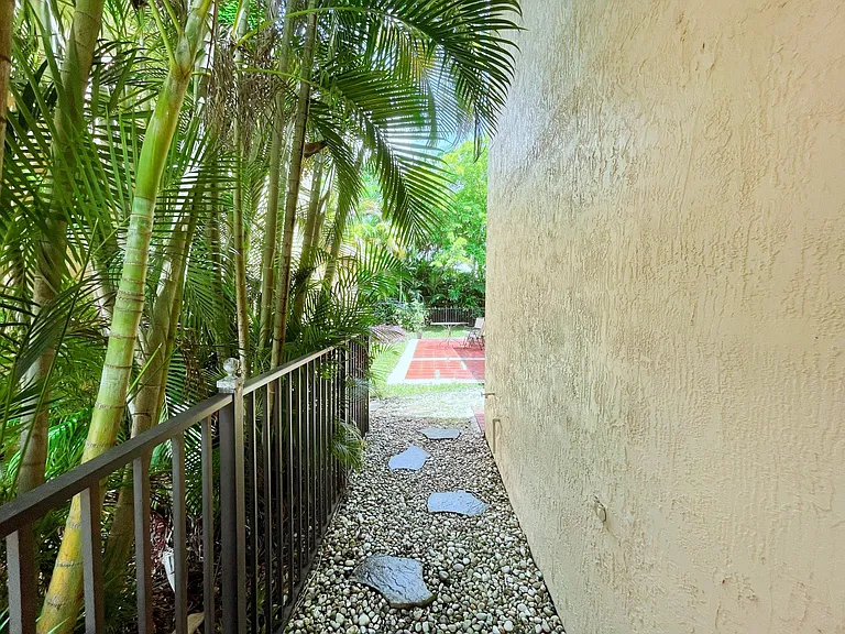 5897 NW 120th Ter — Photo 5