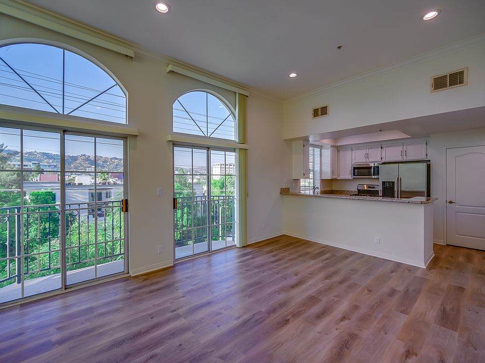 PENTHOUSE FLOOR WITH 14' HIGH CEILINGS AND A BREATH-TAKING VIEW
OF THE CITY