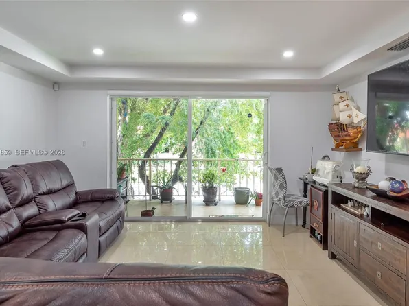 13700 SW 62nd St APT 222, Miami, FL 33183