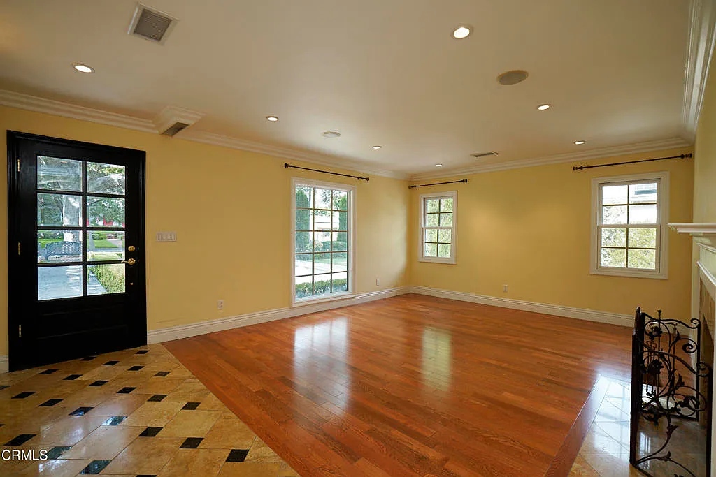 3 bed, 3.0 bath, 2300 sqft, $6,900 — Photo 3