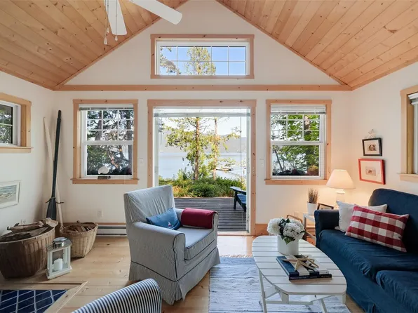 90 McKenzie Cres, Southern Gulf Islands, BC V8L 5Y7