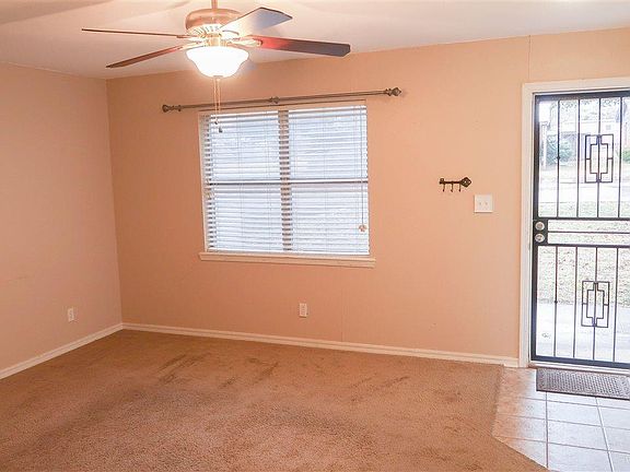 4th image of 1004 S Oak St