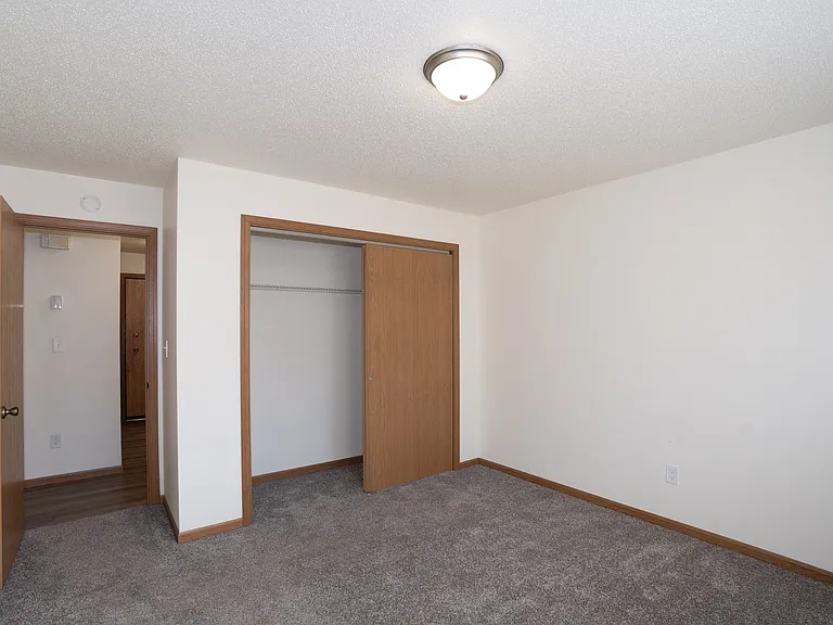 Fargo, ND Country Club Apartments | 21B | Bedroom