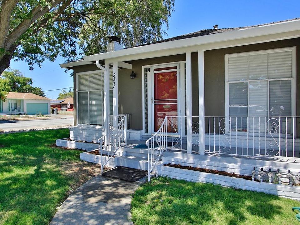 1st image of 2567 Fernwood Ave