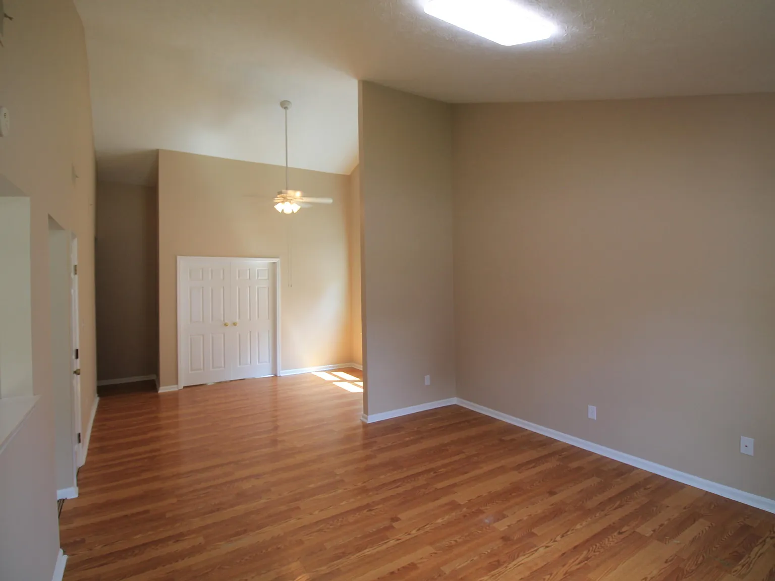 3 bed, 2.0 bath, 1263 sqft, $1,800 — Photo 2