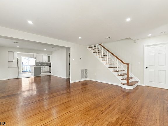4th image of 49 Harding Ave