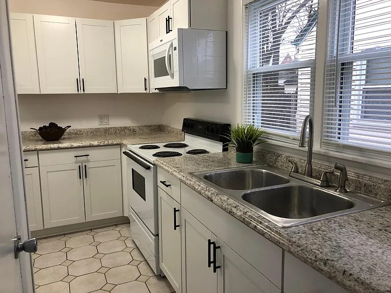 512 E Woodside St — Photo 3