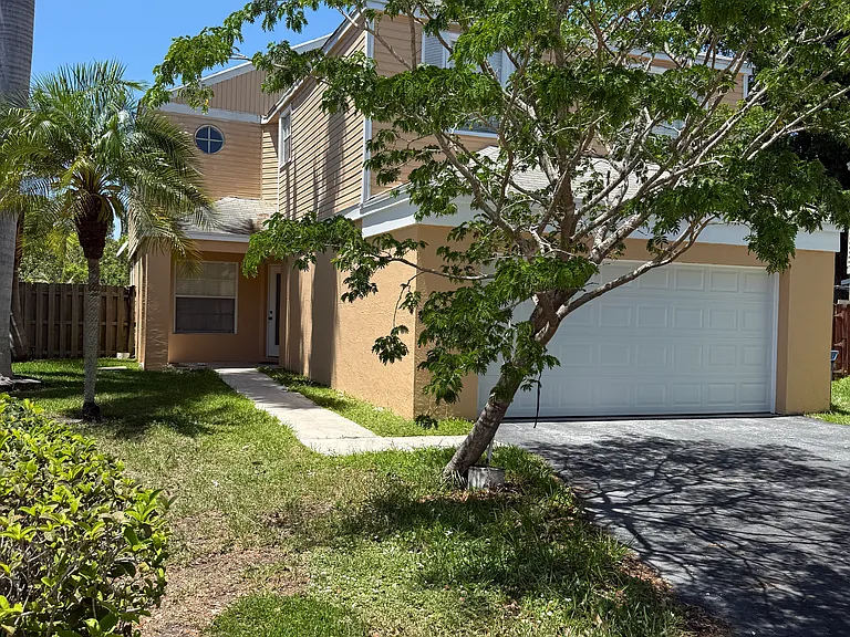 127 SW 159th Way — Photo 4