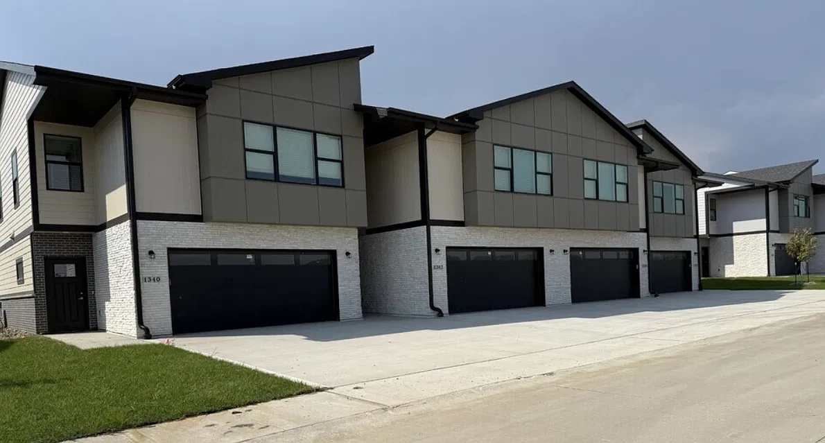 3 bed, 2.5 bath, 1570 sqft, $2,120 — Photo 1