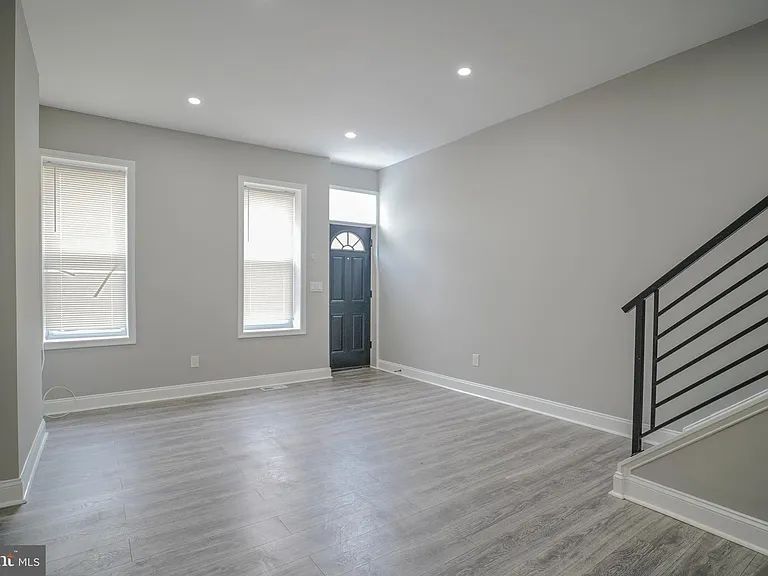 1535 W Seltzer St — Photo 4
