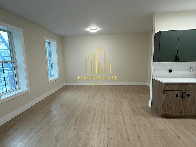 101 W Broadway #1AZ — Photo 2