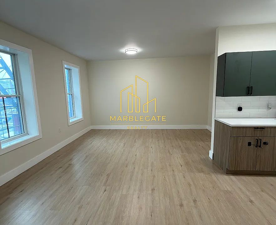 2nd image of 101 W Broadway #1AZ