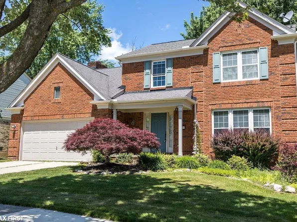 199 Saxon Ct, Rochester Hills, MI 48307