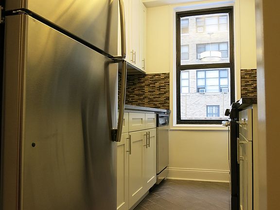 5th image of 90 Laurel Hill Ter APT 1F