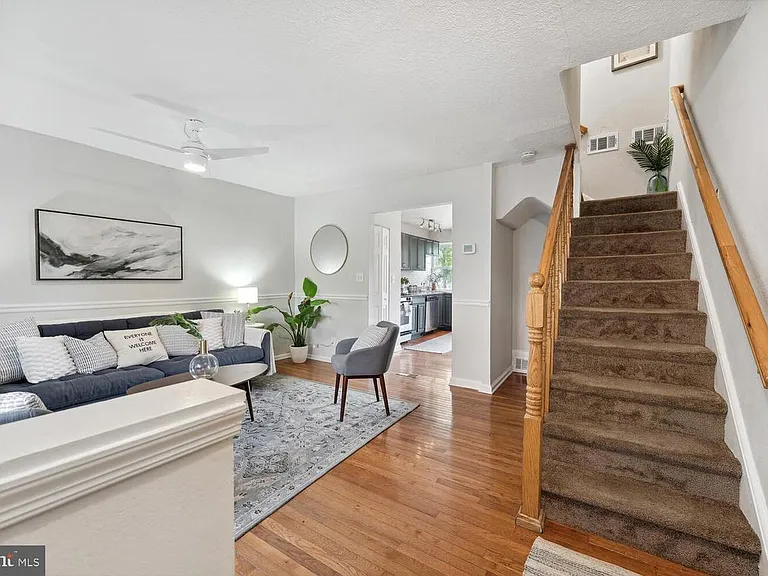 2325 Chester St SE — Photo 2