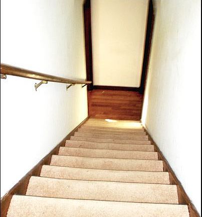 MANOLA_BASEMENTSTAIRS