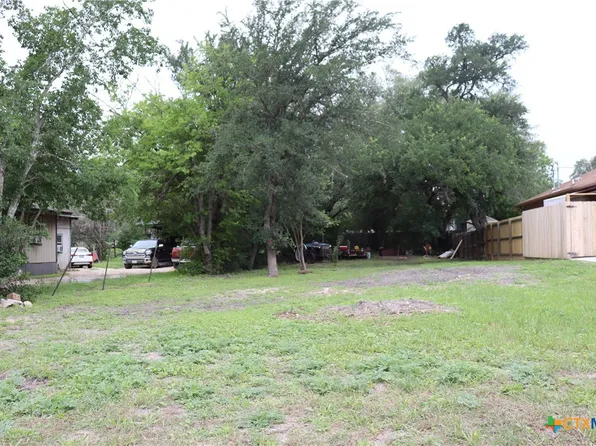 821 N Commerce St, Lockhart, TX 78644