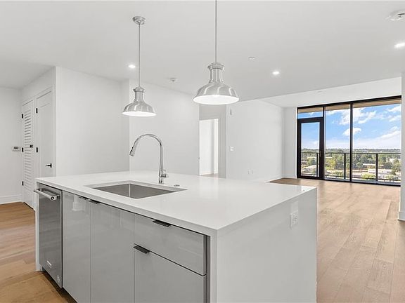 4th image of 788 W Marietta St #409