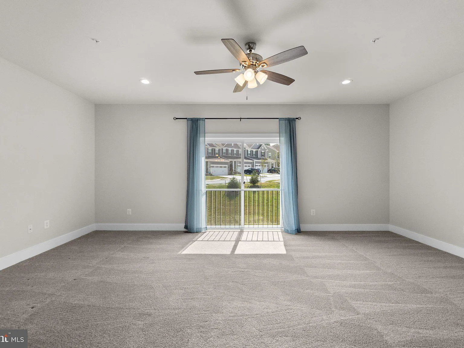 3 bed, 3.5 bath, 2300 sqft, $2,500 — Photo 4
