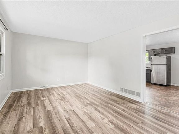 4th image of 19513 E 5th Terrace Ct N