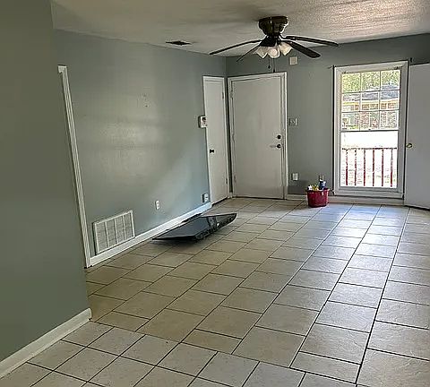 3rd image of 4161 Yorkshire Ln