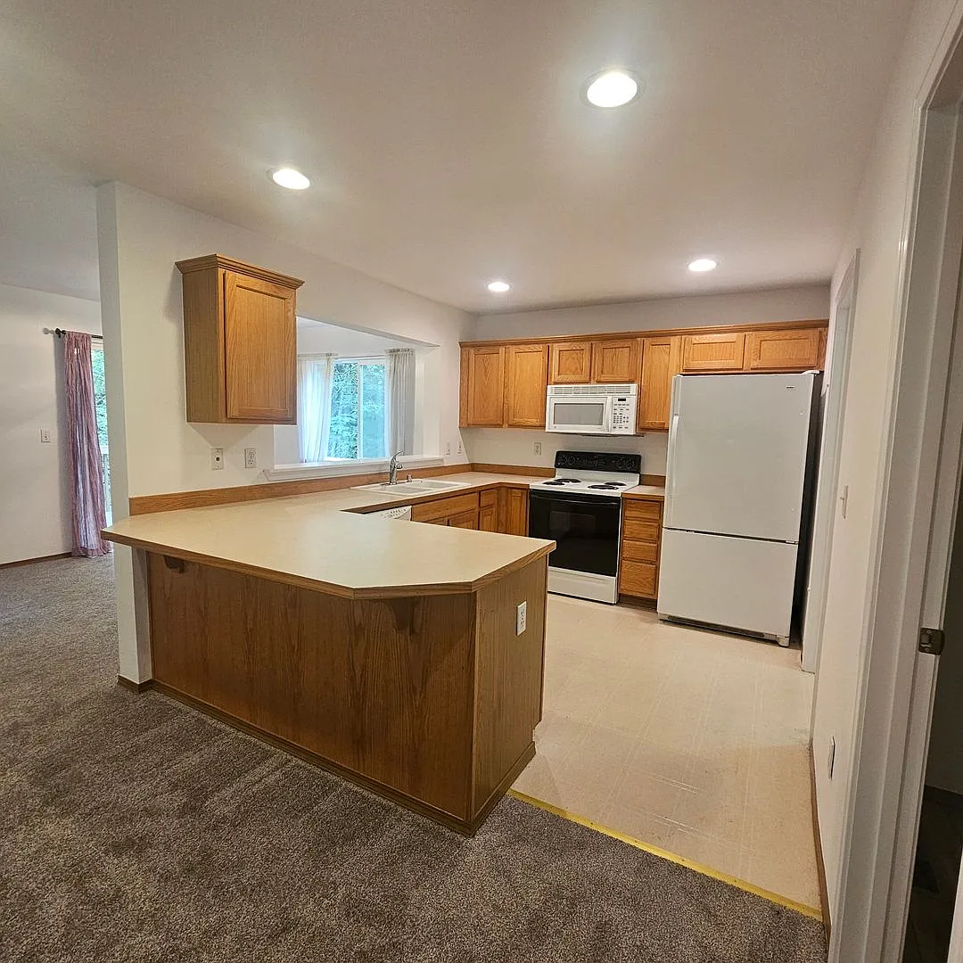 Beautiful CK School District Home Backing to Greenbelt Pets Negotiable! — Photo 4