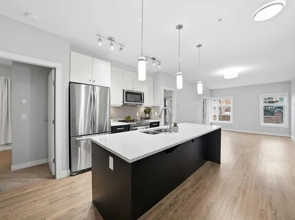 1720 W 10th St SW #107, Calgary, AB T2T 3E8