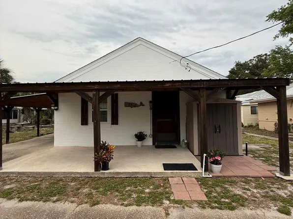 27-1 Parker St, Lanark Village, FL 32323